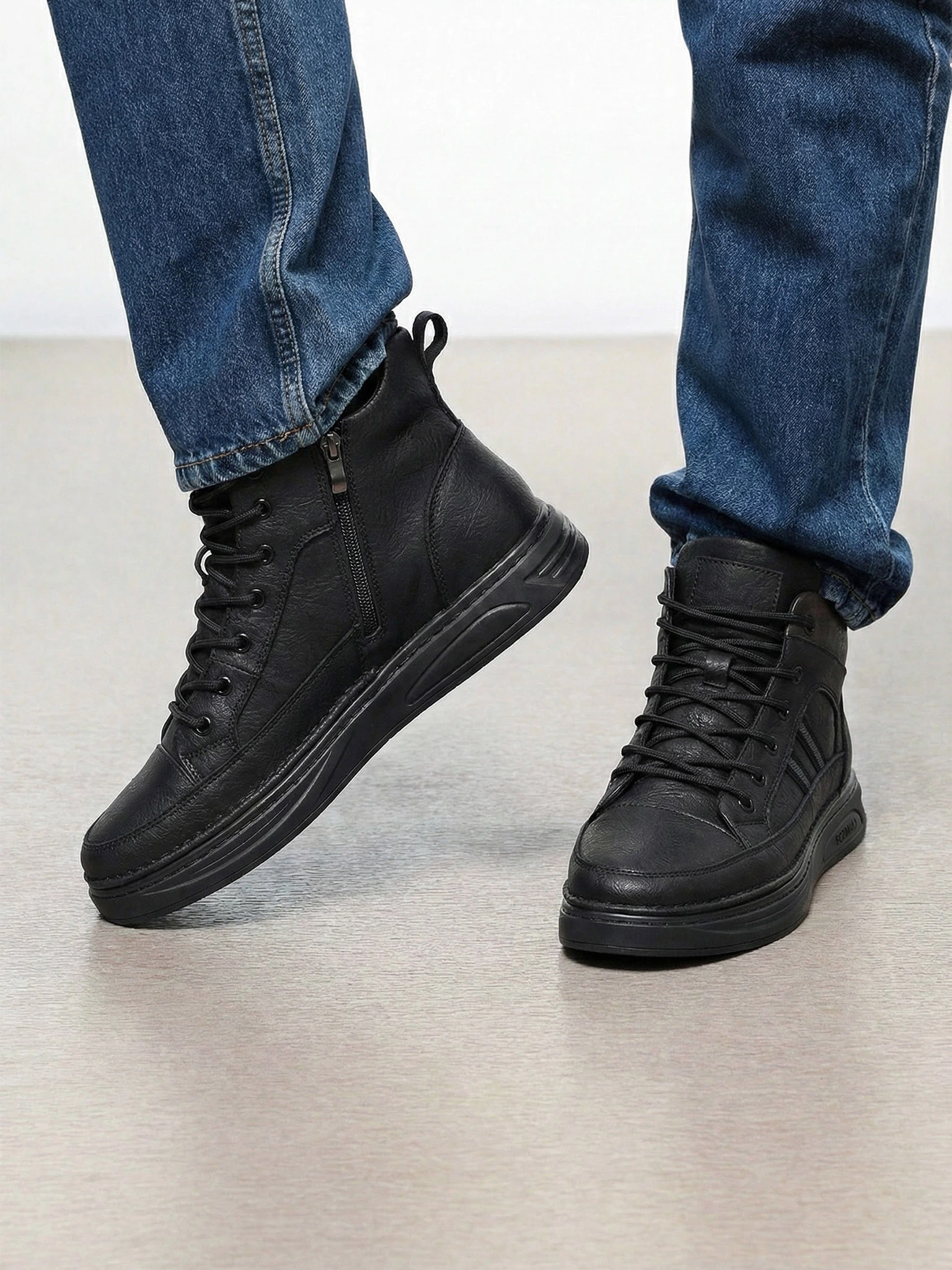 Ботинки черного цвета на низкой подошве